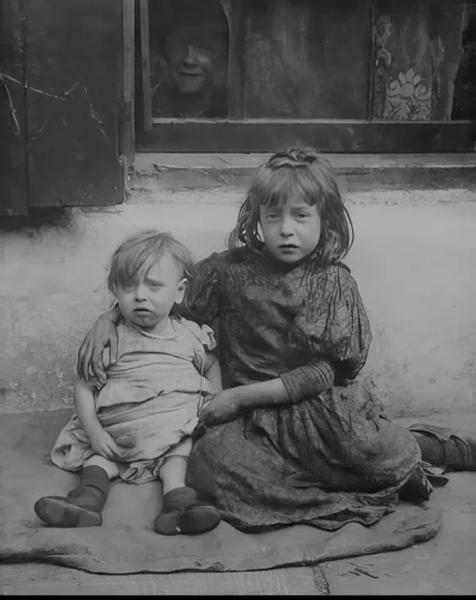 Дети из трущоб.Лондон ,1903..0