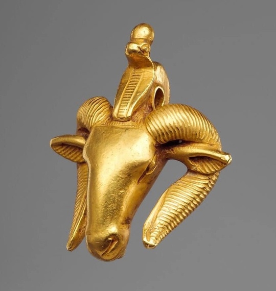 Египетский золотой амулет в виде головы барана, ок. 712-664 гг. до..0