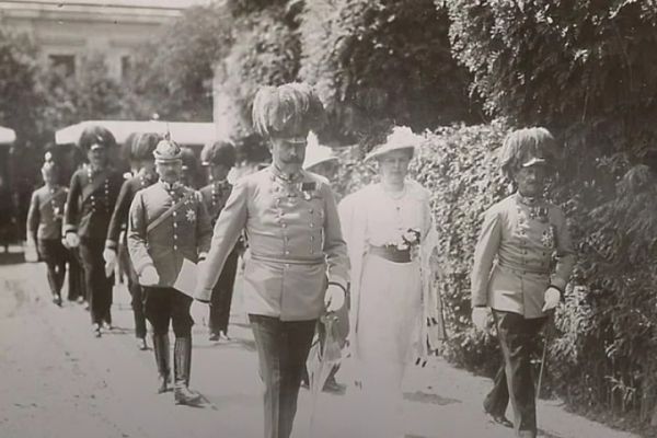 Эрцгерцог Франц Фердинанд с супругой прибывает в Сараево , 1914..0