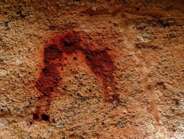 Этот наскальный рисунок возрастом 12 000 лет с целующимися людьми..0