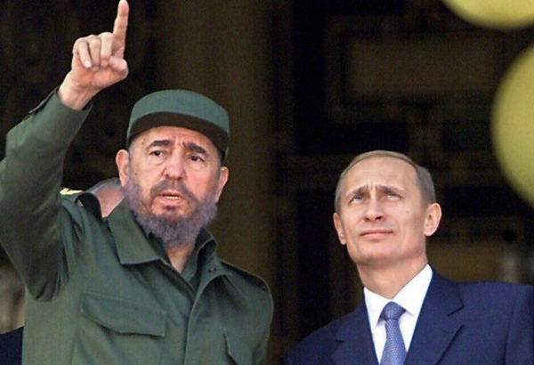 Фидель Кастро беседует с Владимиром Путиным во время визита..0