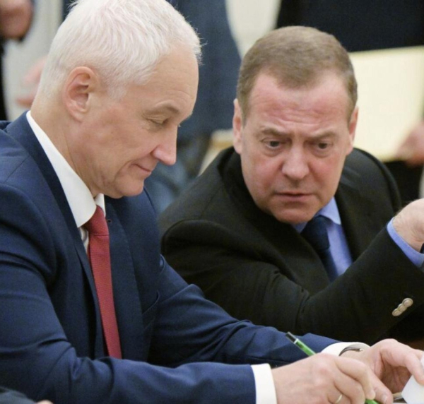 Фотографии с обсуждения новой ядерной доктрины России. 
Кто-то ..0