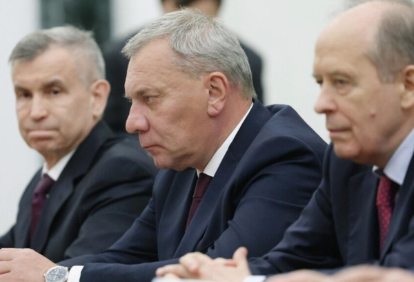 Фотографии с обсуждения новой ядерной доктрины России. 
Кто-то ..1