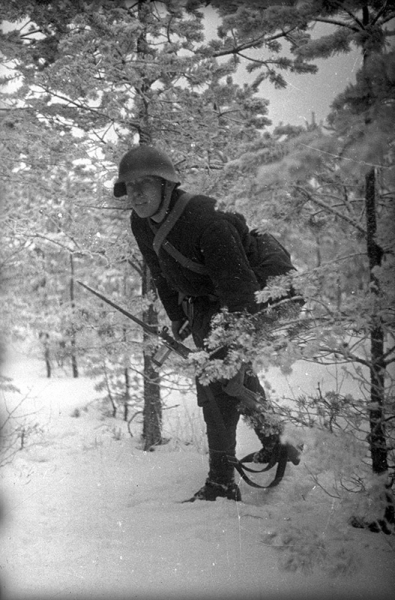 Герой Советского Союза Иван Ульянов в Финляндии,1940 г.

Автор фото..0