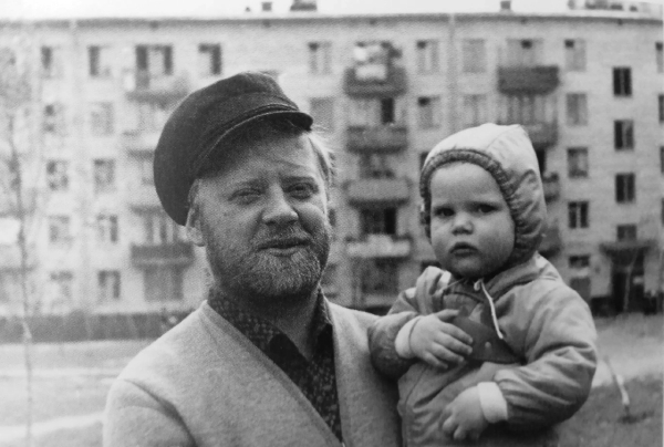 Юрий Визбор с дочерью Аней в Черёмушках. Москва ,..0
