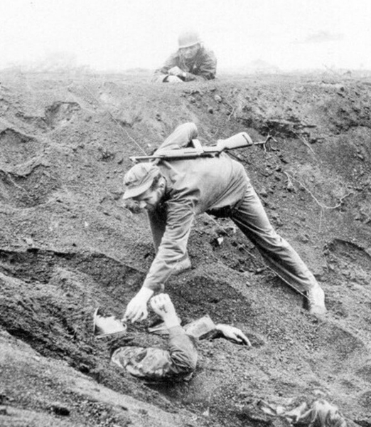 Кадр сделан в марте 1945 года, в разгар битвы за Иводзиму...0