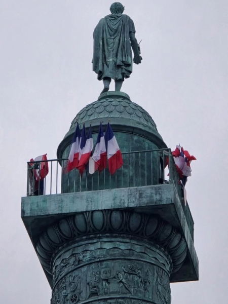 Колонна в честь Наполеона Бонапарта в Париже .

Заложена им самим..1