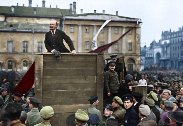 Колоризированное фото выступления Ленина, 1920..0