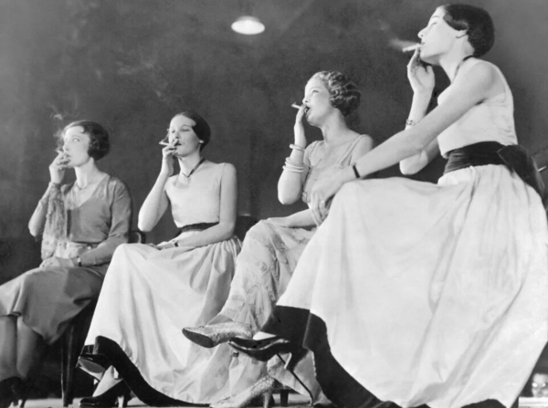Конкурс на самое изящное курение сигарет Париж, 1935..1
