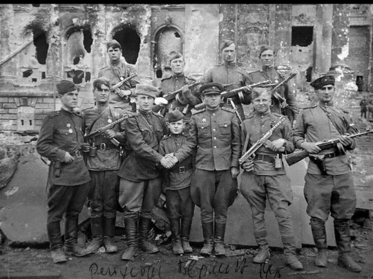 Красноармейцы у здания Рейхстага .Берлин ,1945..0