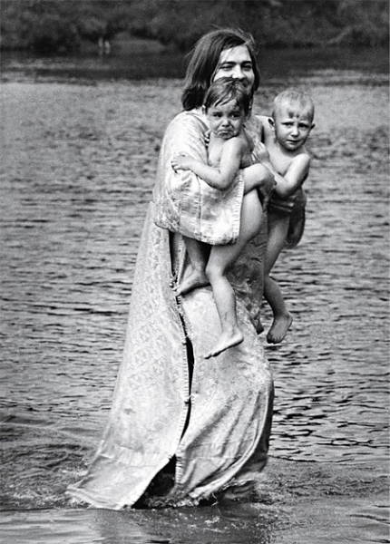 Крещение детей на реке Великая.СССР ,1989 г

Автор фото : Михаил..0