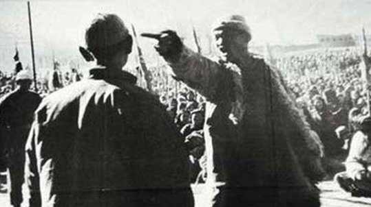 Крестьянин и землевладелец во времена земельной реформы  .Китай..0