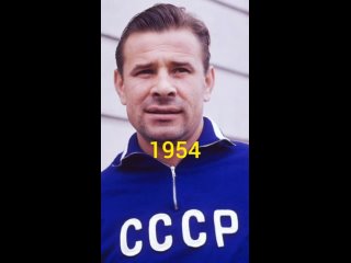 Легендарный вратарь сборной СССР, Лев Яшин, стоит в туннеле..1