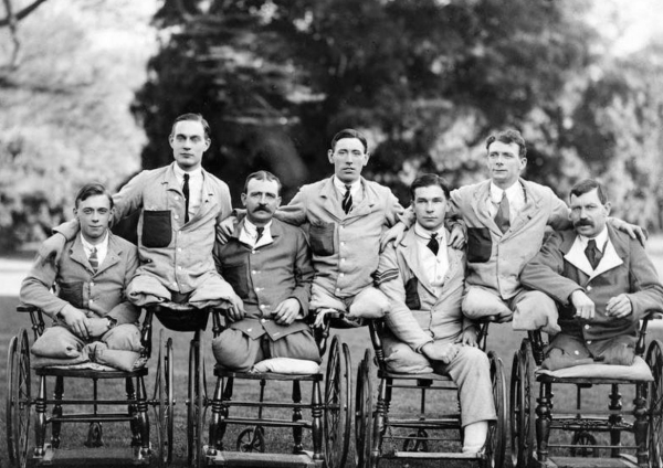 Лондонский военный госпиталь, 1918 год. Одна нога на семерых..0