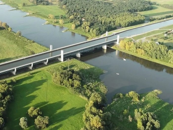 Магдебургский водный мост – можно назвать самым странным мостом..0