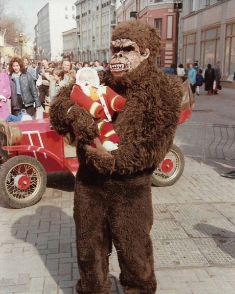 Массовик в костюме гориллы для платного фото на Арбате .Москва..0