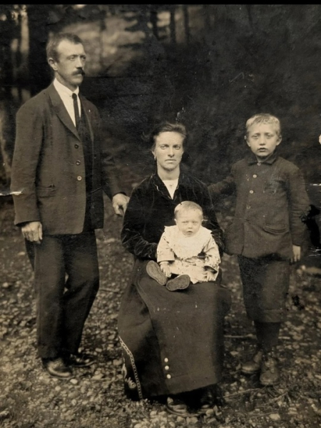 Молодая семья .Италия ,1925 г.

Мальчик справа усыновлен .На..0