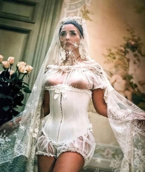 Моника Беллуччи в рекламной кампании Blumarine весна/лето 1993 года..0