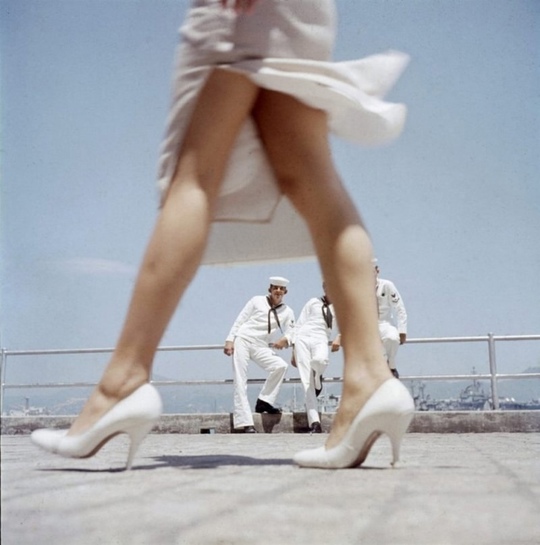 Моряки наслаждаются видами в гавани Гонконга, 1957..0