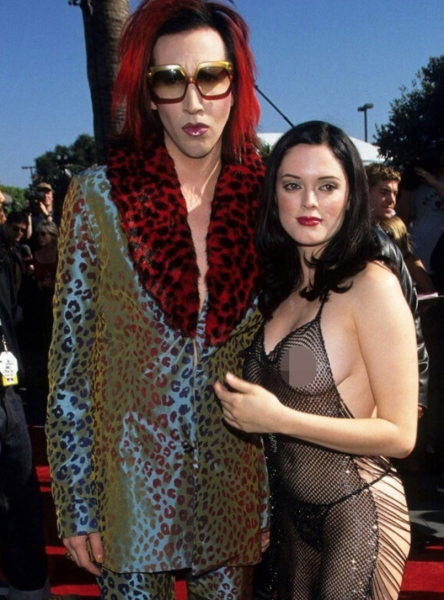 На церемонии MTV Video Music Awards 1998 года Мэрилин Мэнсон и его тогдашняя..1