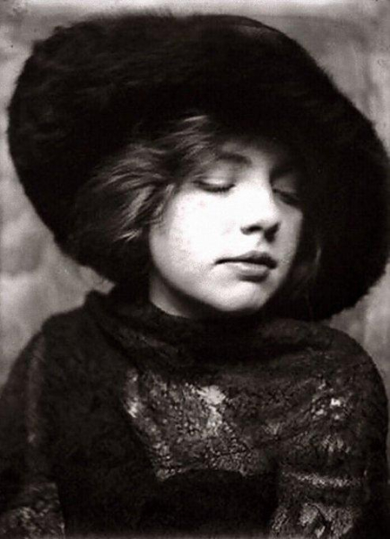 Неизвестная женщина на портрете работы Лежарена а Хиллера, 1920..0