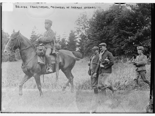 Немецкие гусары конвоируют двух местных партизан.Бельгия ,1914..0