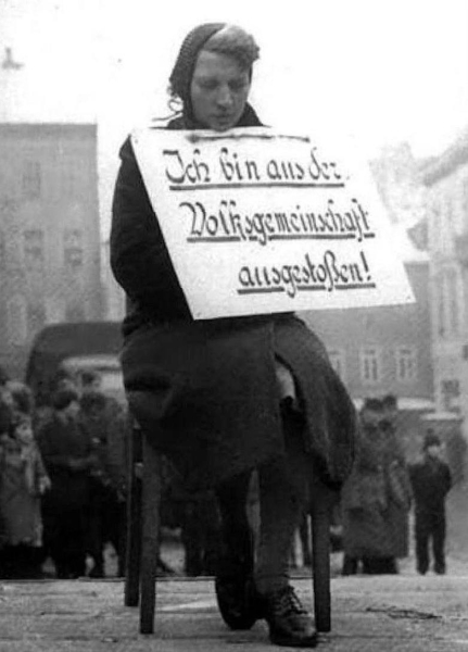 Немка , обвиняемая  в осквернении расовых законов нацисткой..0