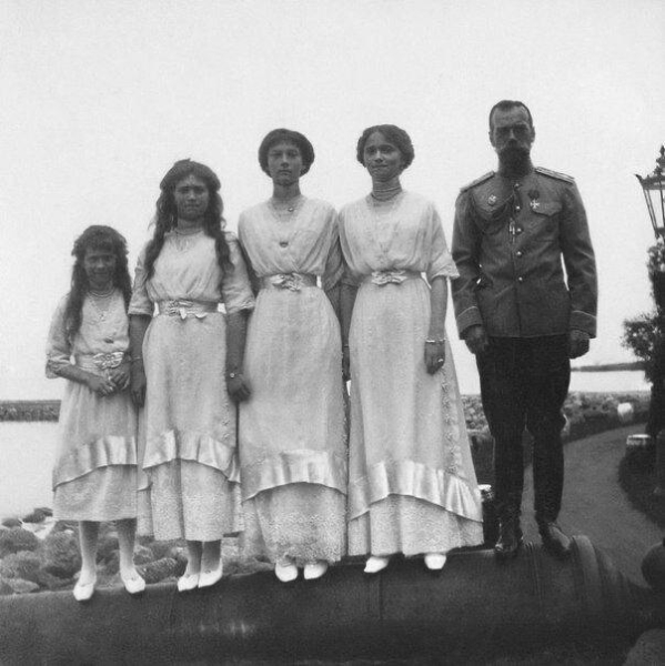 Николай II  с дочерьми .Российская Империя,1913..0