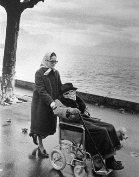 Одна из последних фотографий Чарли Чаплина, сделанная в 1977..0