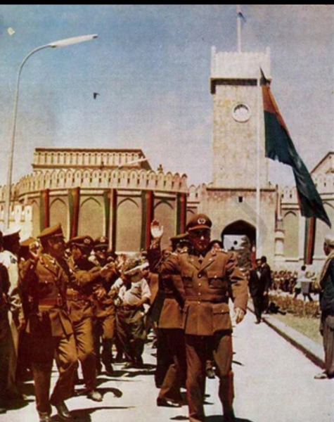 Офицеры празднуют годовщину свержения монархии .Афганистан ,1974..0