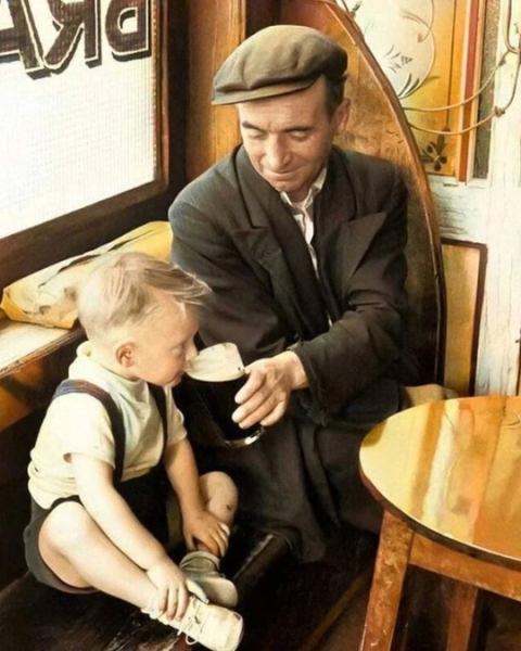 Отец даёт сыну попробовать пиво .Ирландия..0