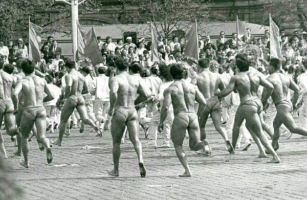 Первомай на Красной площади, Москва, 1989 год. 

Фотограф: Эдуард..0