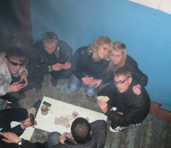 Подъездная жизнь молодёжи 90-х: бунт, романтика и суровая..1