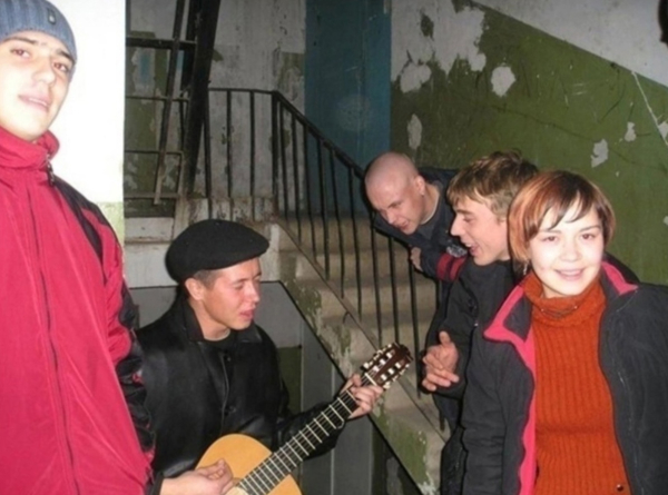 Подъездная жизнь молодёжи 90-х: бунт, романтика и суровая..2