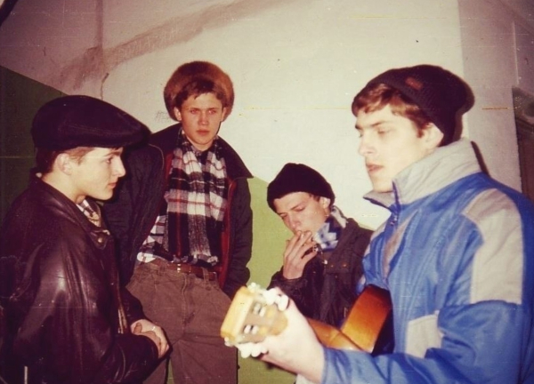 Подъездная жизнь молодёжи 90-х: бунт, романтика и суровая..5
