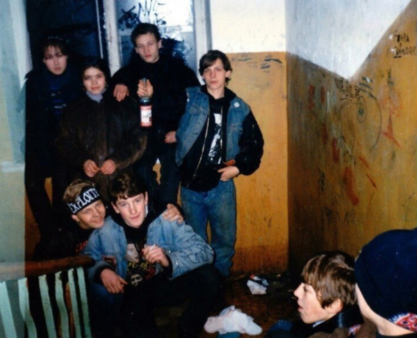 Подъездная жизнь молодёжи 90-х: бунт, романтика и суровая..3