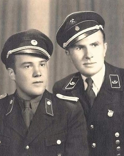 Полицейский со своим другом шахтером .ГДР..0