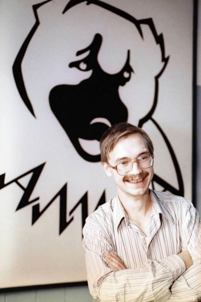 Предприниматель Герман Стерлигов на фоне логотипа товарной..0