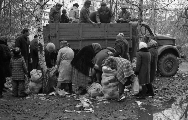 «Привезли капусту».Новокузнецк ,1986 г.

Автор фото : Александр..0