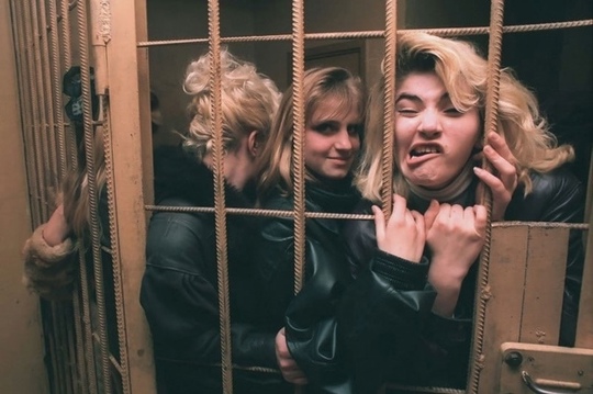 Проститутки в КПЗ.Москва,1992 г 

Автор фото : Владимир..0