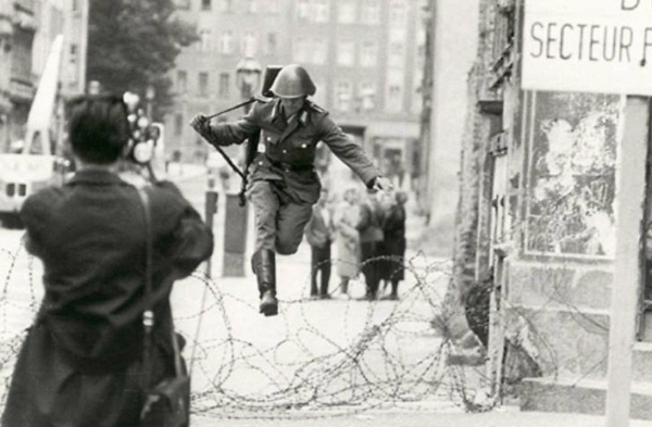 Прыжок к свободен. 

15 августа 1961 года 19-летний унтер-офицер ГДР..0