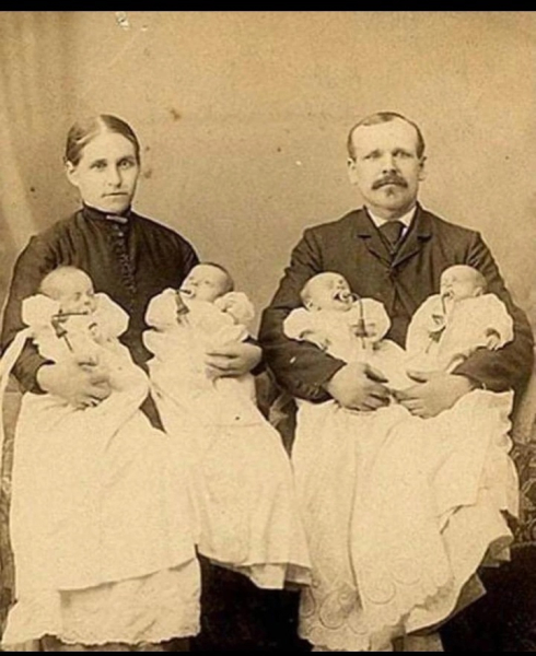 Счастливые родители с двумя парами  близнецов .Великобритания..0