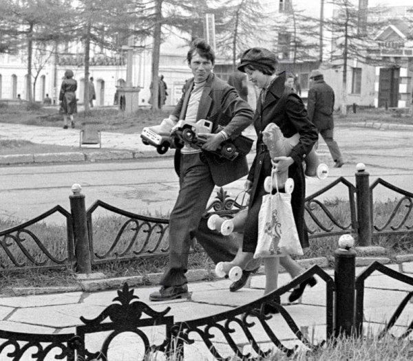 Семейная пара с подарками своим деткам .Магадан ,1980..0