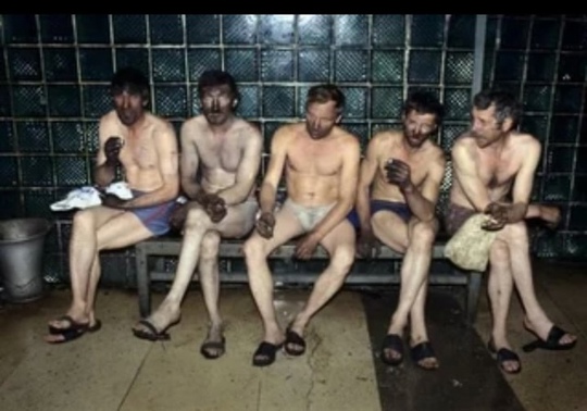 Шахтеры в раздевалке после смены .Кемерово ,1996..0