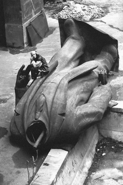 Шерилин Саркисян на статуе Ленина .Ереван ,1993..0