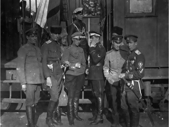 Штабные офицеры белой гвардии у бронепоезда .Полтава ,1919..0