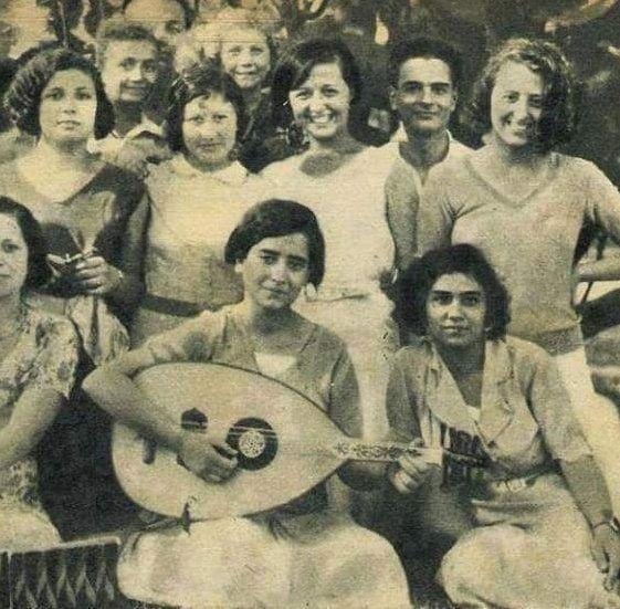 Сирийская певица Асмахан с дамасскими дамами, 1930-е..0