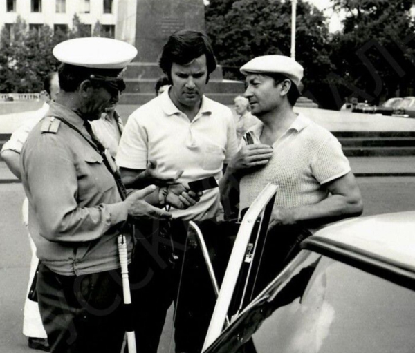 Сотрудник ГАИ беседует с актером Георгием Вициным, Москва, 1970-е..0