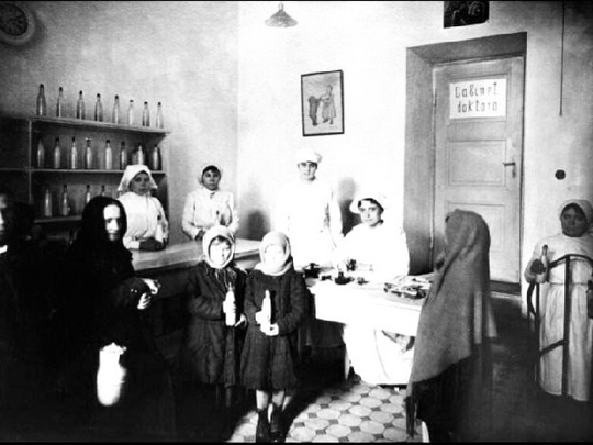 Сотрудники благотворительного молочного  пункта  «Капля молока»..0