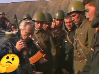 Создатель AK47: Михаил Калашников в беседе с солдатами, 1986..0
